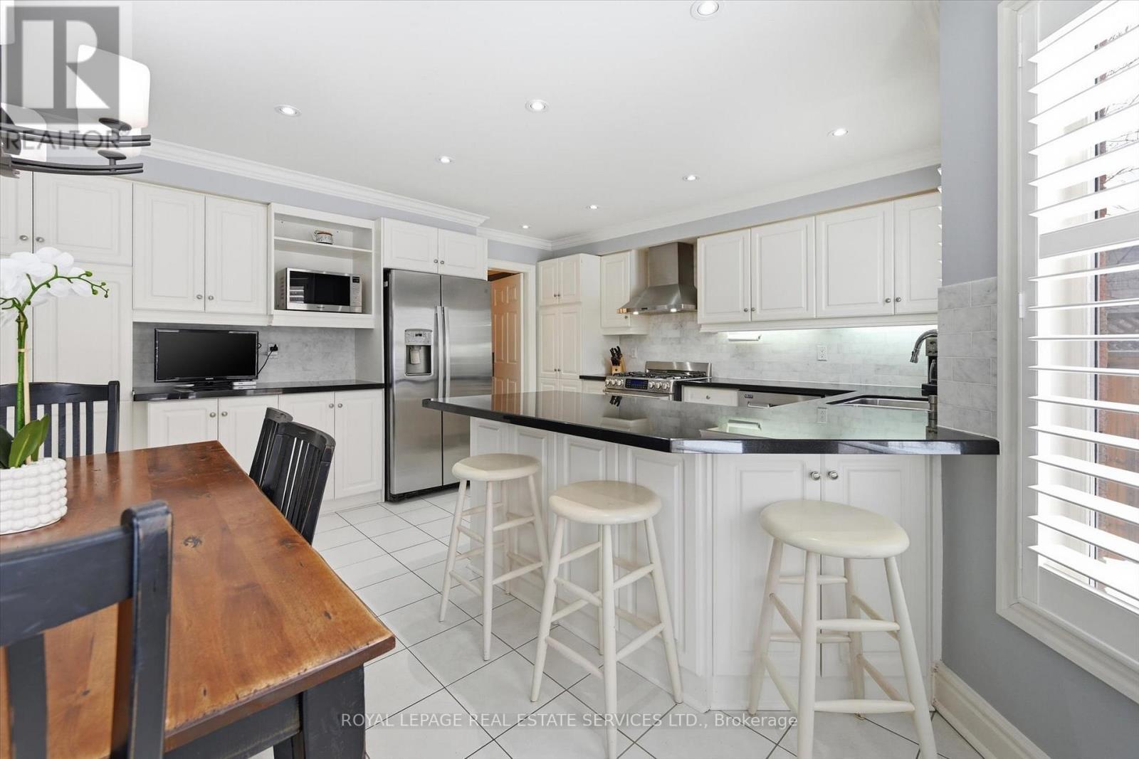 Gourmet Kitchen Offers Stainless Steel Appliances - 2017 Peak Place, Oakville, ON - Indoor