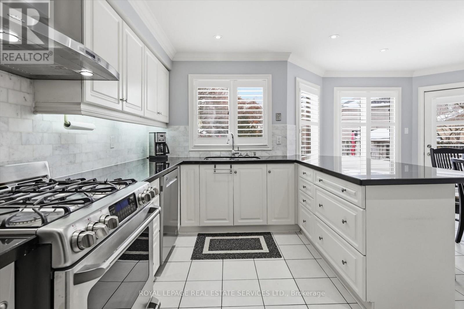Gourmet Kitchen Features Granite Countertops - 2017 Peak Place, Oakville, ON - Indoor Photo Showing Kitchen With Upgraded Kitchen