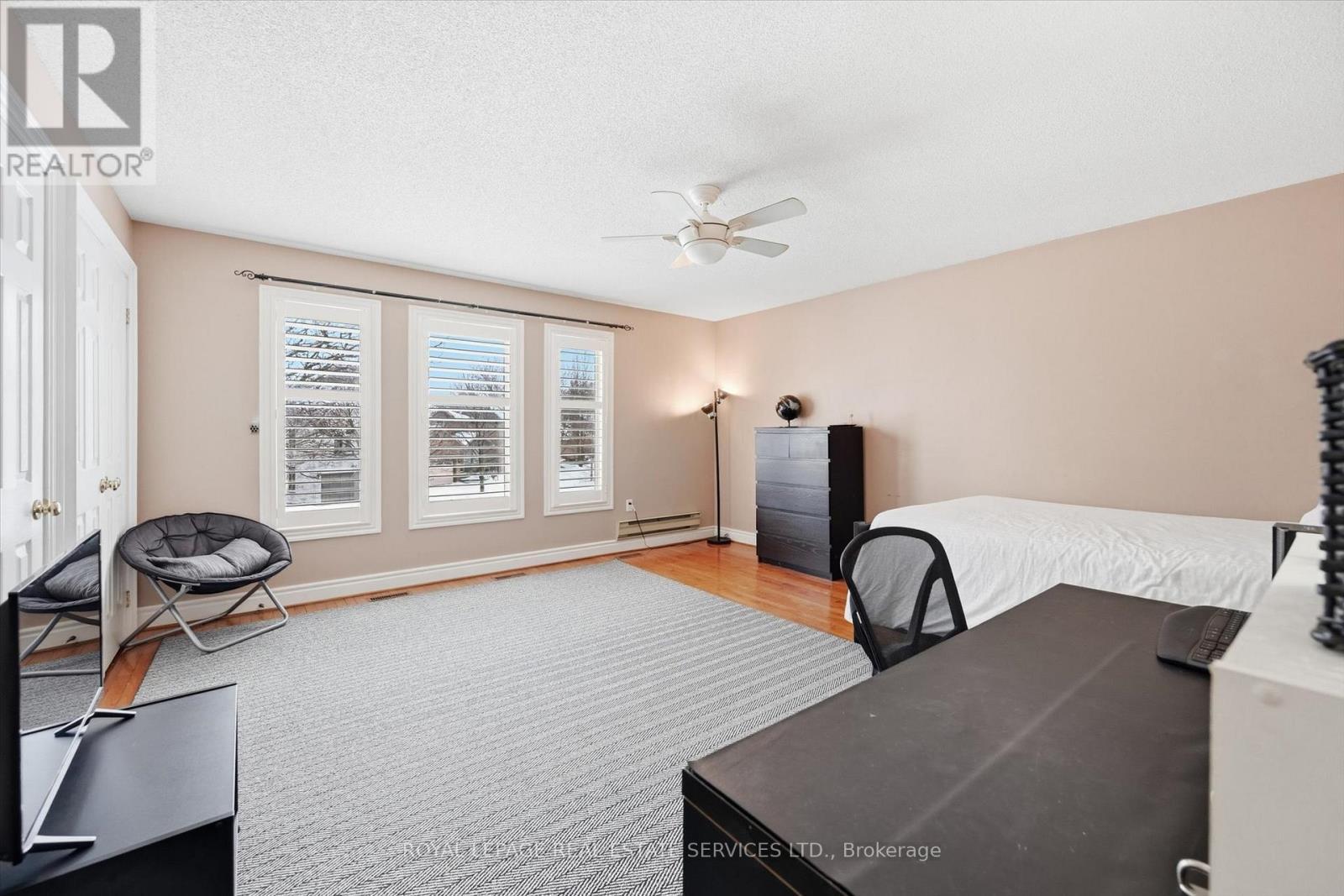 Third Bedroom Boasts a Shared Five-Piece Ensuite - 2017 Peak Place, Oakville, ON - Indoor