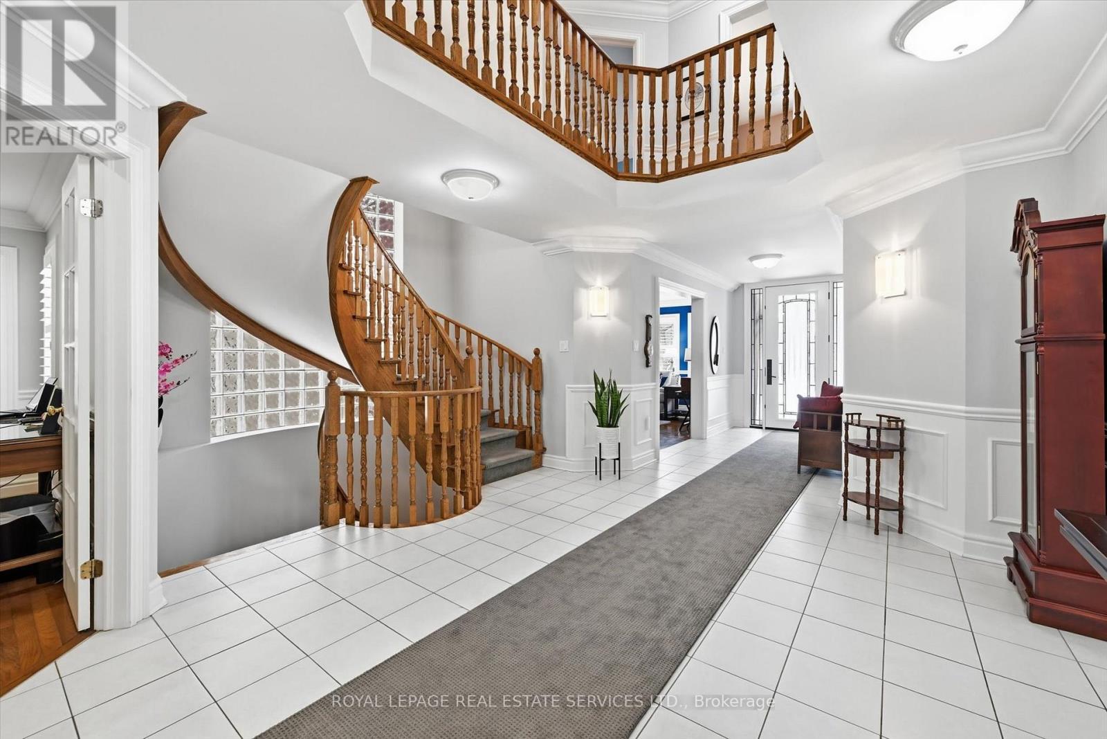 Centre Hall w/Double-Height Open-to-Above Design - 2017 Peak Place, Oakville, ON - Indoor Photo Showing Other Room