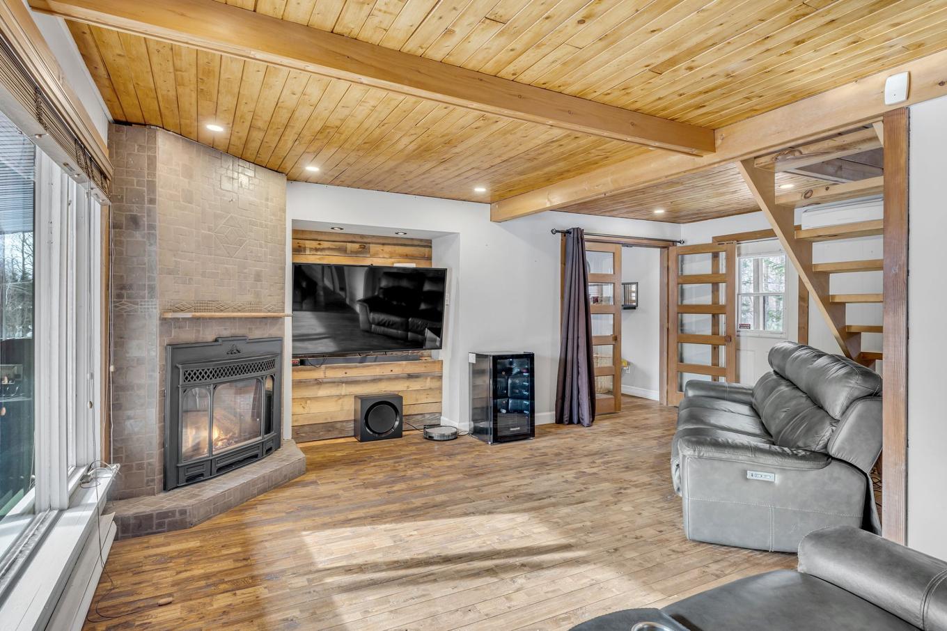 Salon - 2 Imp. Des Labours, Stoneham-Et-Tewkesbury, QC - Indoor Photo Showing Living Room With Fireplace