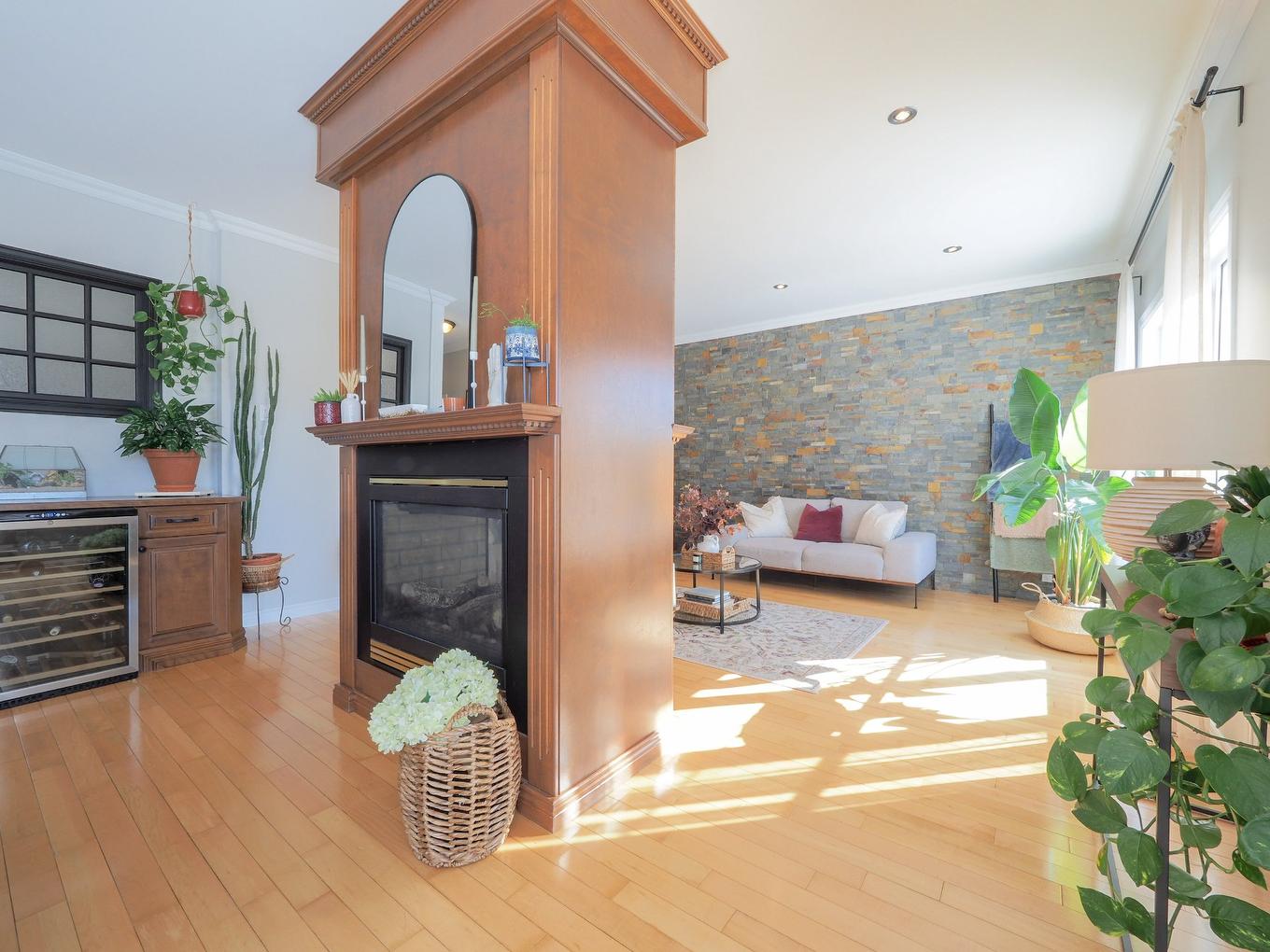 Dining room - 255 Rue Des Fuchsias, Trois-Rivières, QC - Indoor With Fireplace