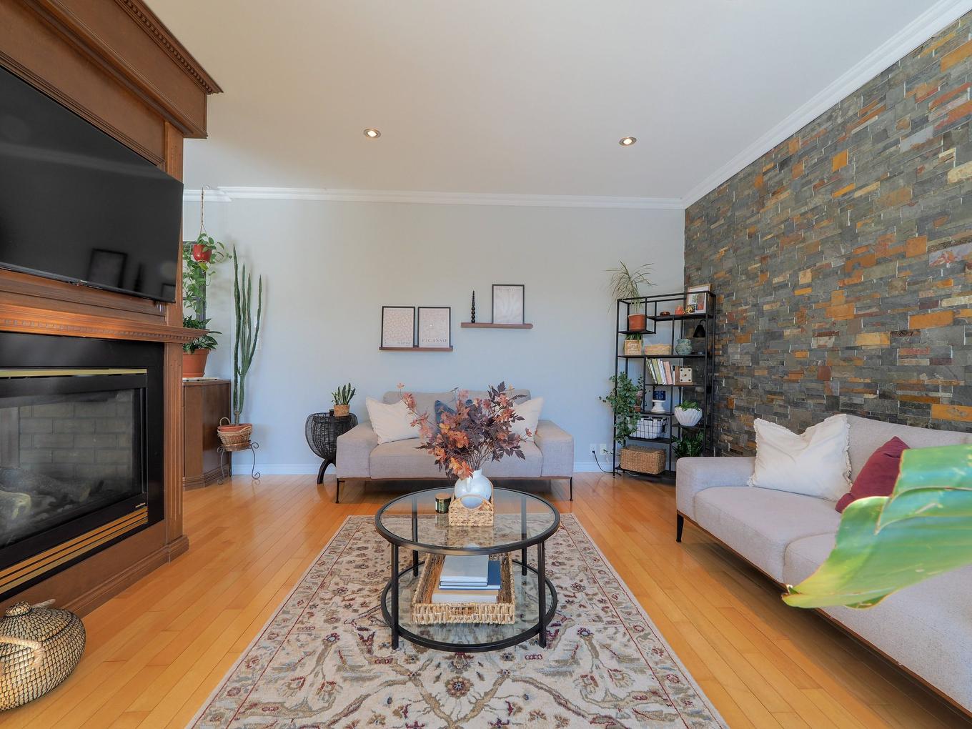 Living room - 255 Rue Des Fuchsias, Trois-Rivières, QC - Indoor Photo Showing Living Room With Fireplace