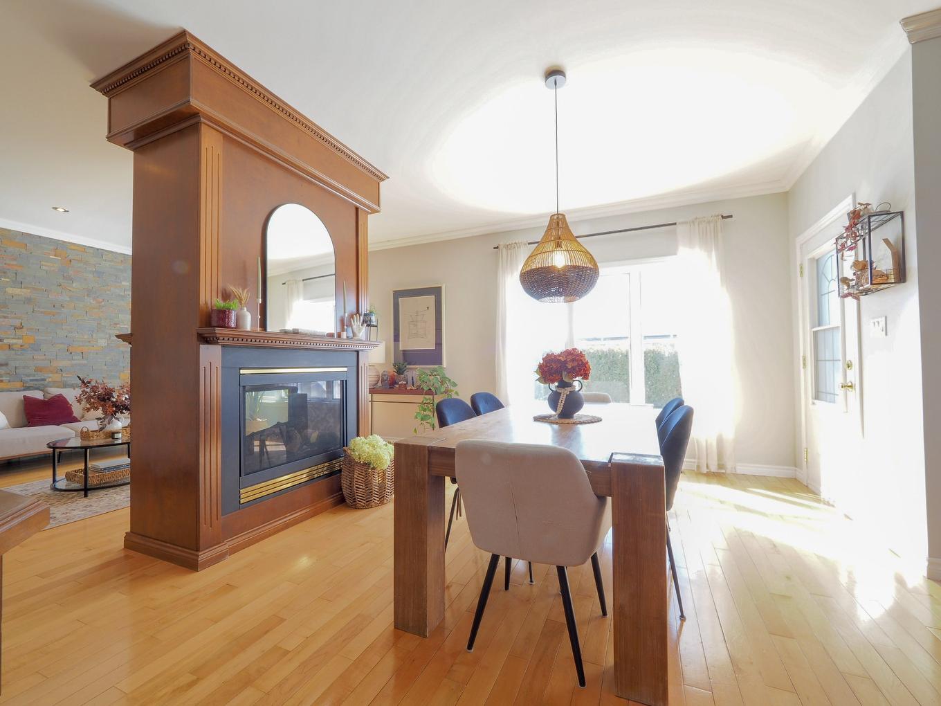 Dining room - 255 Rue Des Fuchsias, Trois-Rivières, QC - Indoor With Fireplace