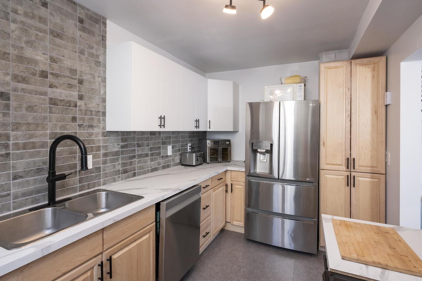 50 567 Edison Road, Thunder Bay, ON - Indoor Photo Showing Kitchen With Double Sink