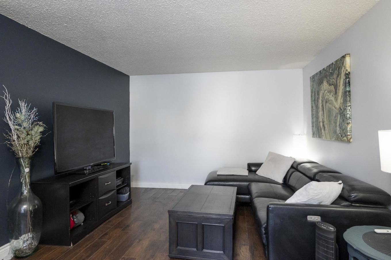 50 567 Edison Road, Thunder Bay, ON - Indoor Photo Showing Living Room
