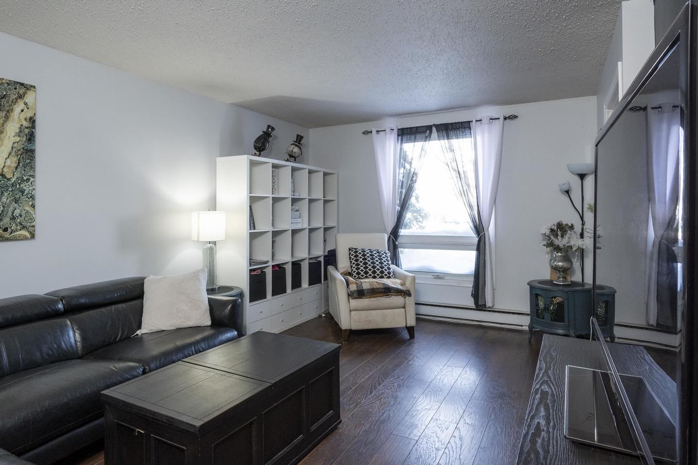 50 567 Edison Road, Thunder Bay, ON - Indoor Photo Showing Living Room
