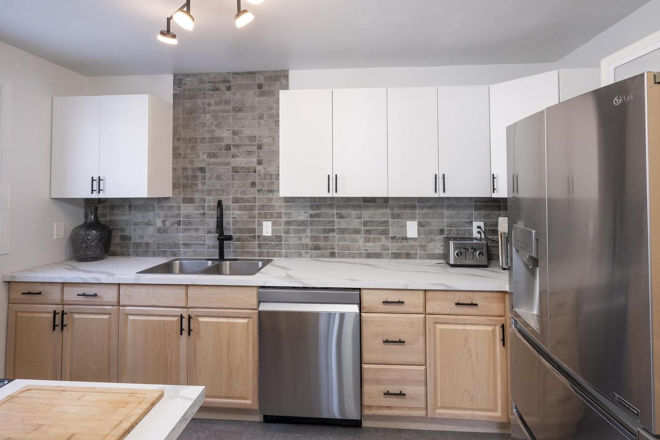 50 567 Edison Road, Thunder Bay, ON - Indoor Photo Showing Kitchen With Double Sink With Upgraded Kitchen