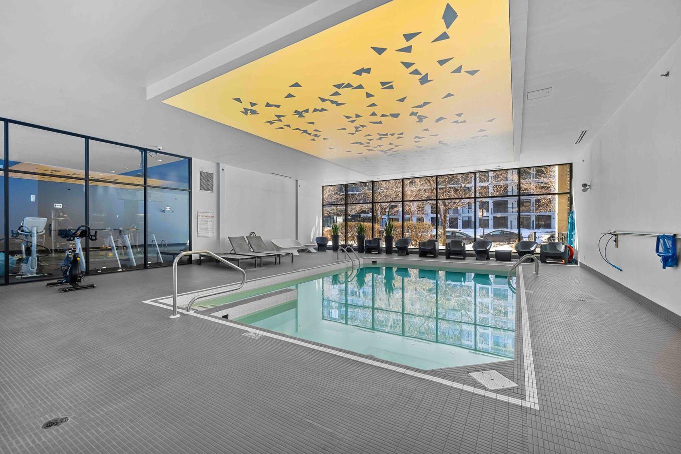 Piscine - 415-1375 Rue Des Bassins, Montréal (Le Sud-Ouest), QC - Indoor Photo Showing Other Room With In Ground Pool