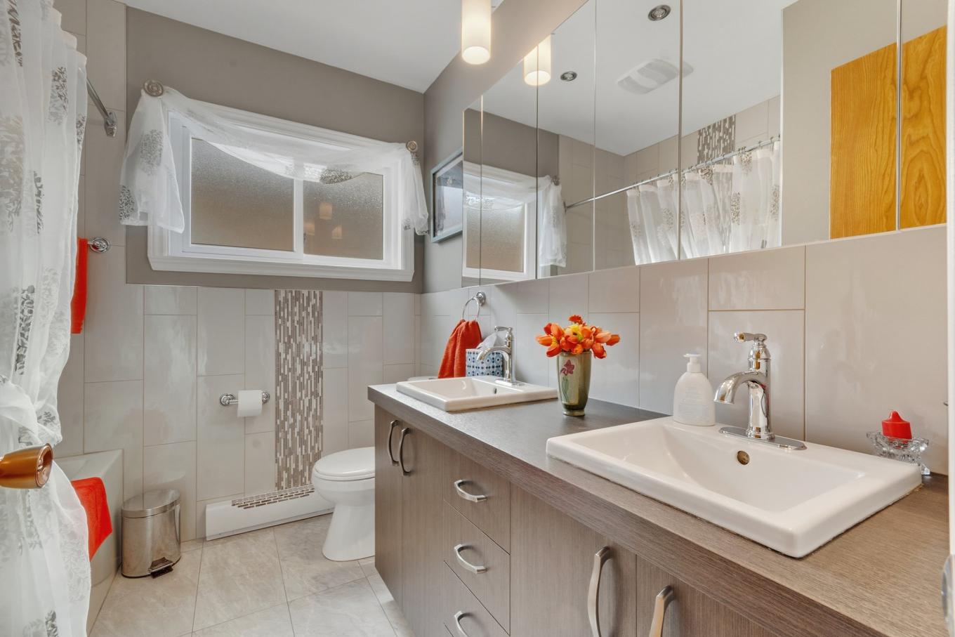 Salle à manger - 11450 Rue Filion, Montréal (Ahuntsic-Cartierville), QC - Indoor Photo Showing Bathroom