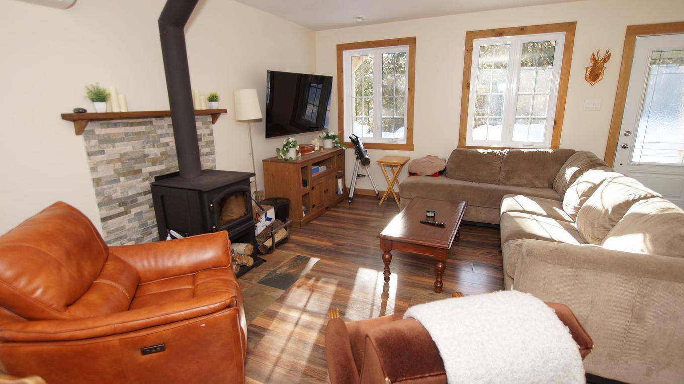 Living room - 50 Rue Warren, Saint-Alphonse-Rodriguez, QC
