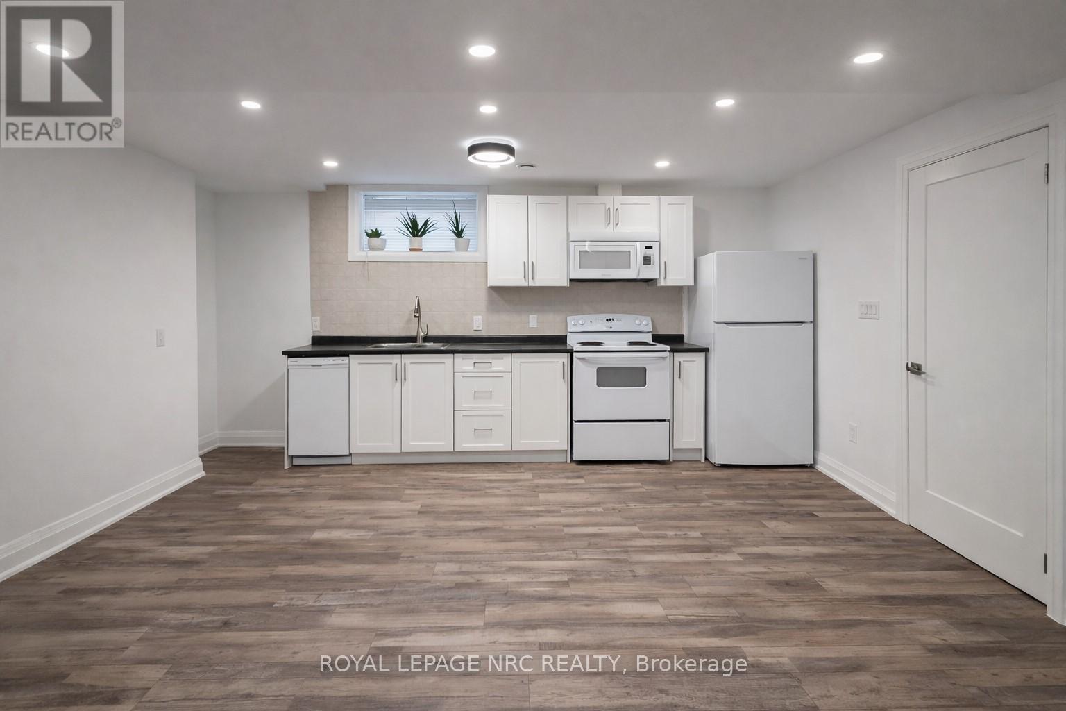 Kitchen - Downstairs - 14 - 4 Evergreen Common N, St. Catharines (Vine/Linwell), ON - Indoor Photo Showing Kitchen With Double Sink