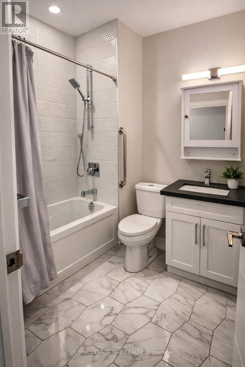 4 pce Bathroom - Upstairs - 14 - 4 Evergreen Common N, St. Catharines (Vine/Linwell), ON - Indoor Photo Showing Bathroom