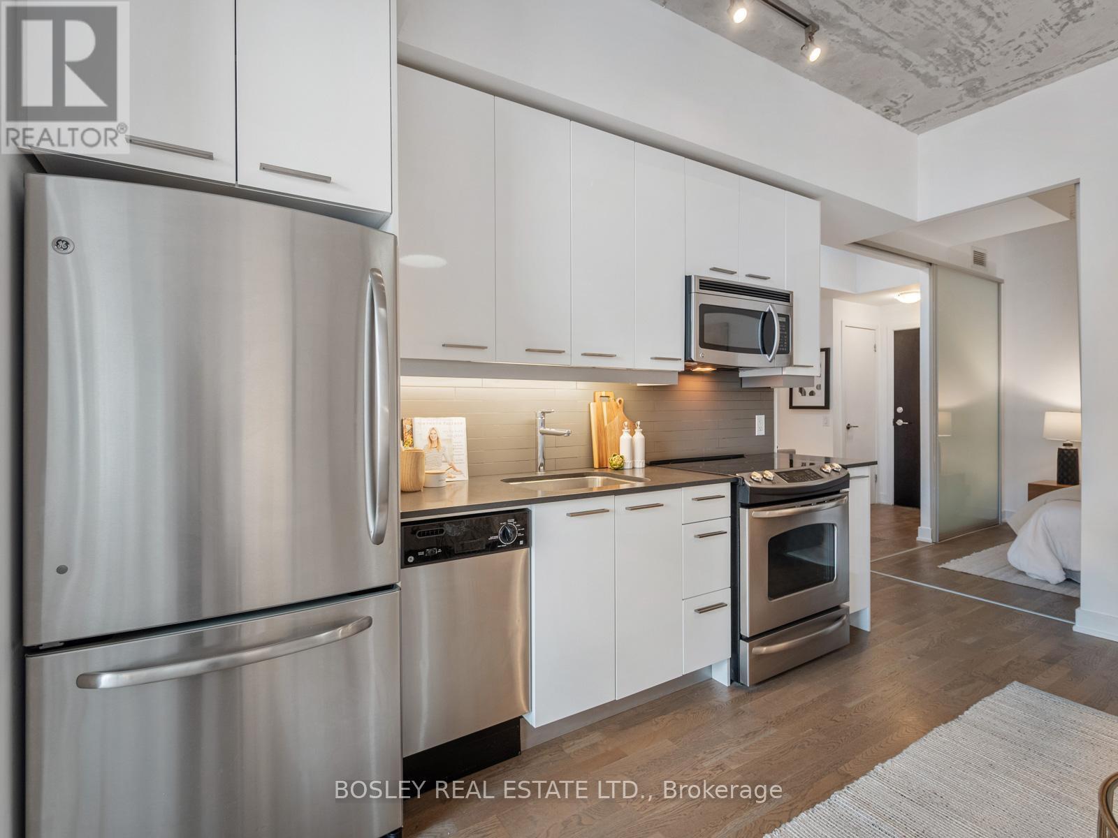 404 - 2 Gladstone Avenue, Toronto, ON - Indoor Photo Showing Kitchen With Upgraded Kitchen