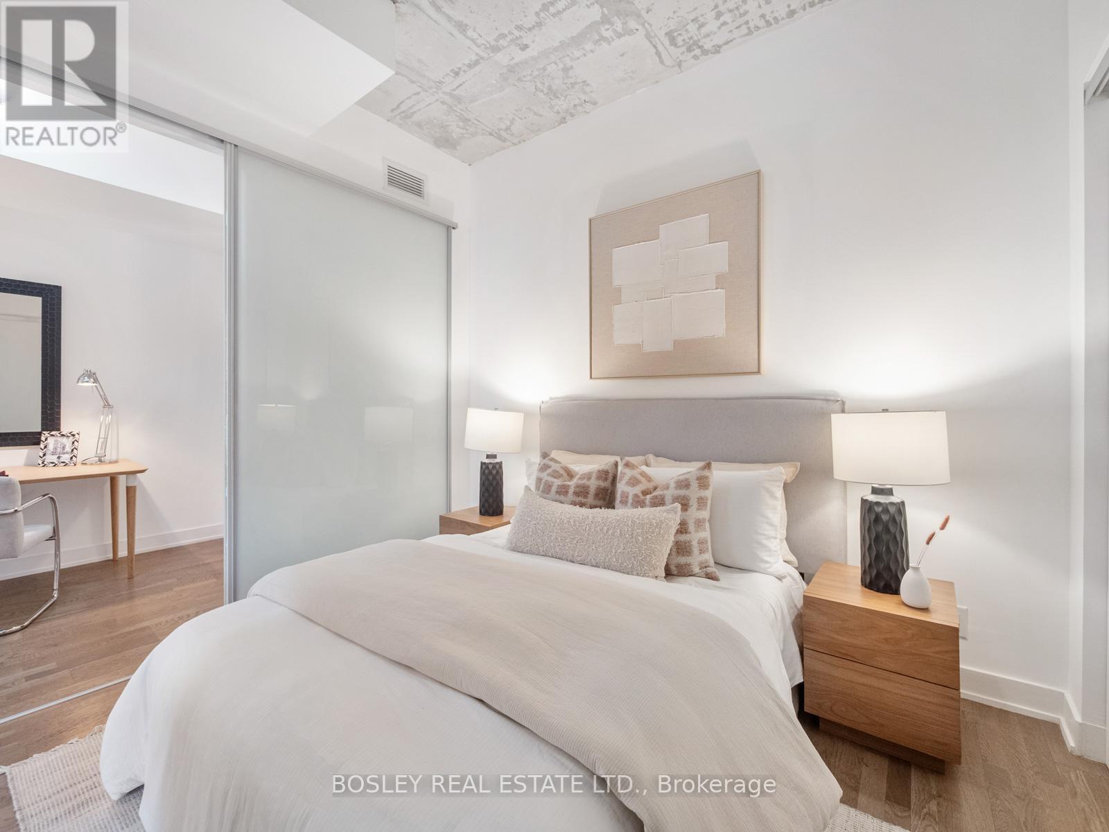 404 - 2 Gladstone Avenue, Toronto, ON - Indoor Photo Showing Bedroom