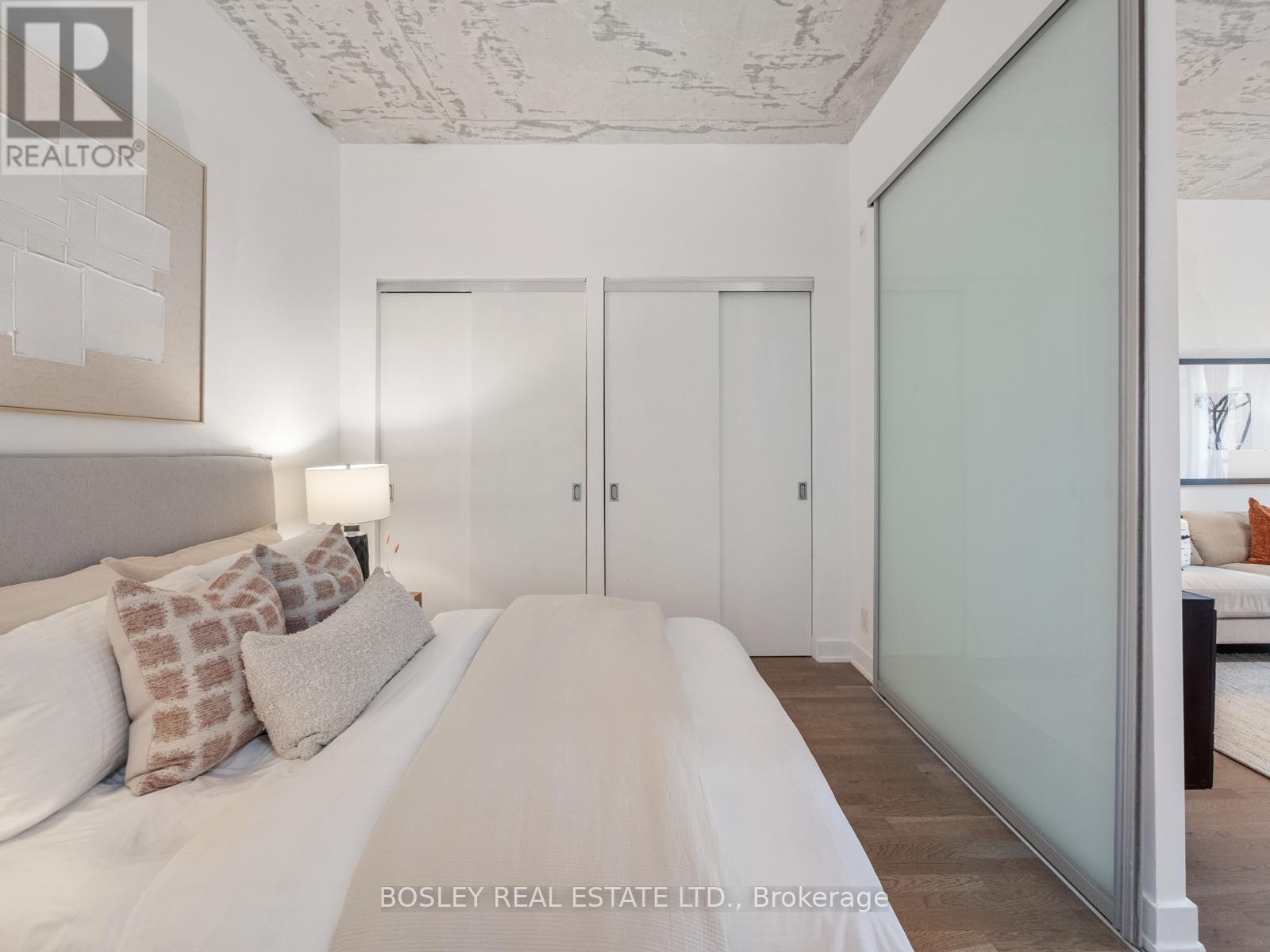 404 - 2 Gladstone Avenue, Toronto, ON - Indoor Photo Showing Bedroom