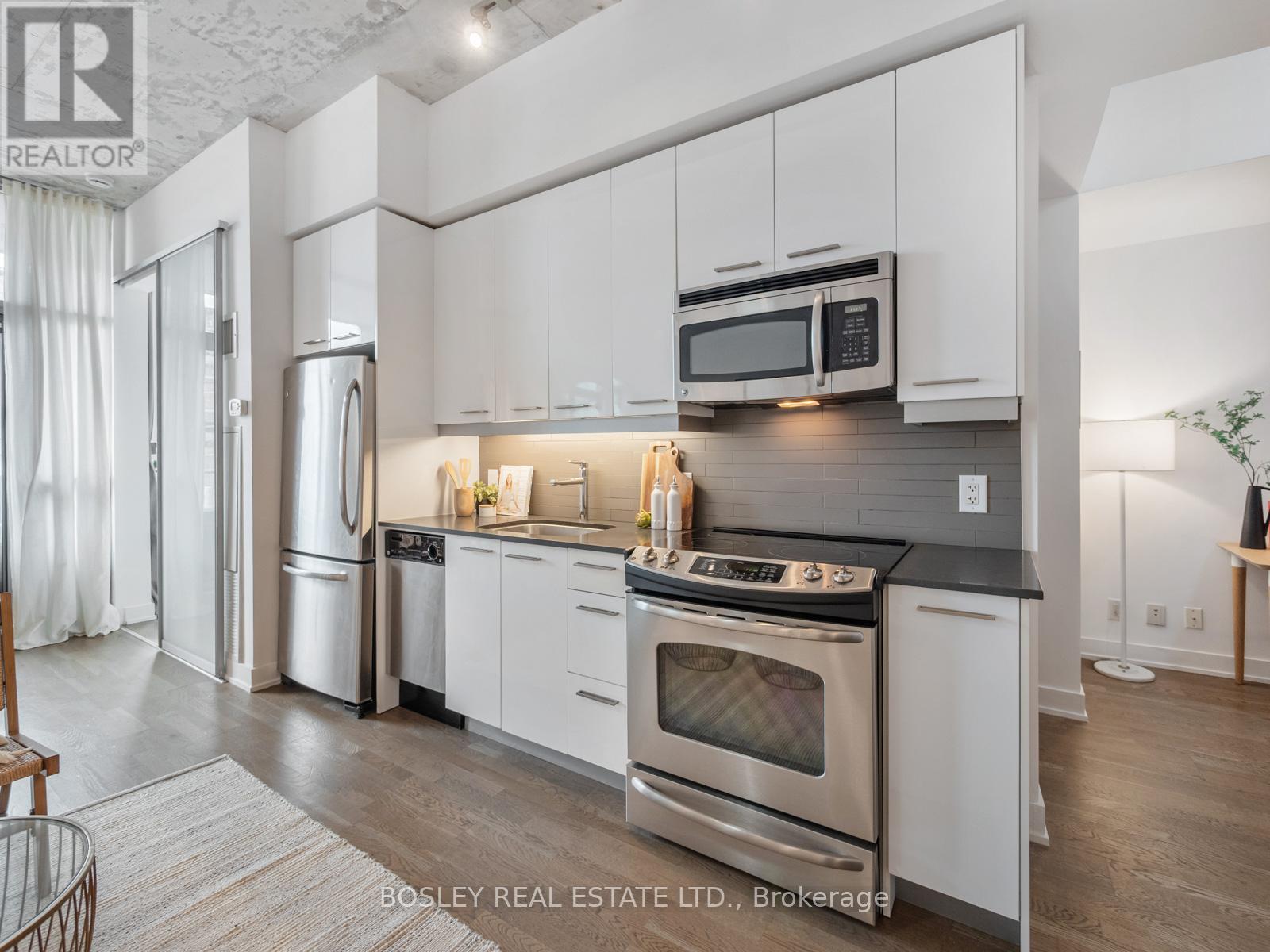 404 - 2 Gladstone Avenue, Toronto, ON - Indoor Photo Showing Kitchen