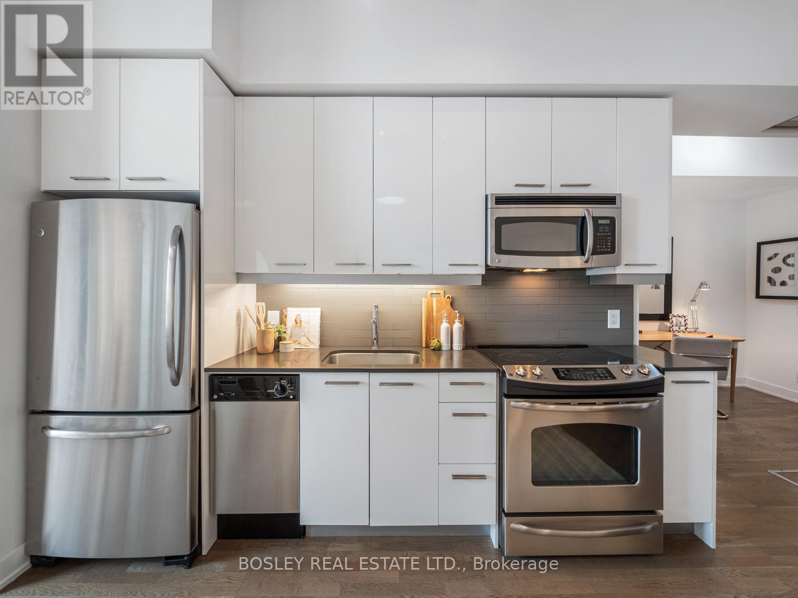 404 - 2 Gladstone Avenue, Toronto, ON - Indoor Photo Showing Kitchen With Upgraded Kitchen