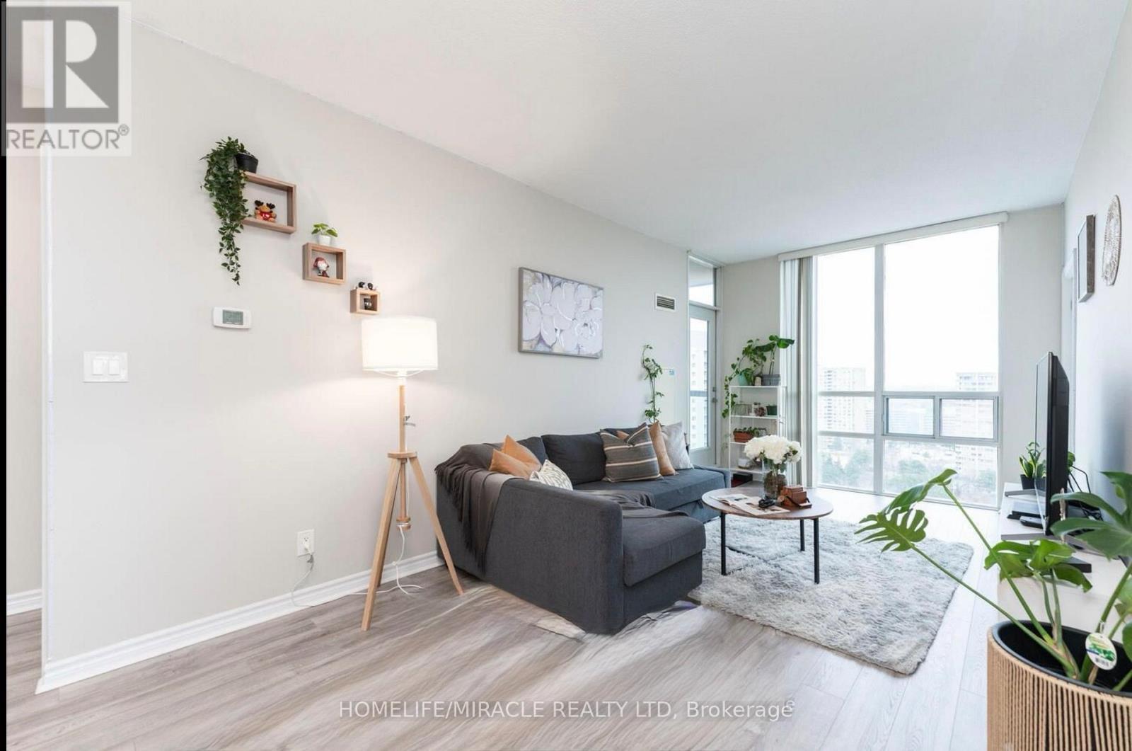 1702 - 3504 Hurontario Street, Mississauga, ON - Indoor Photo Showing Living Room