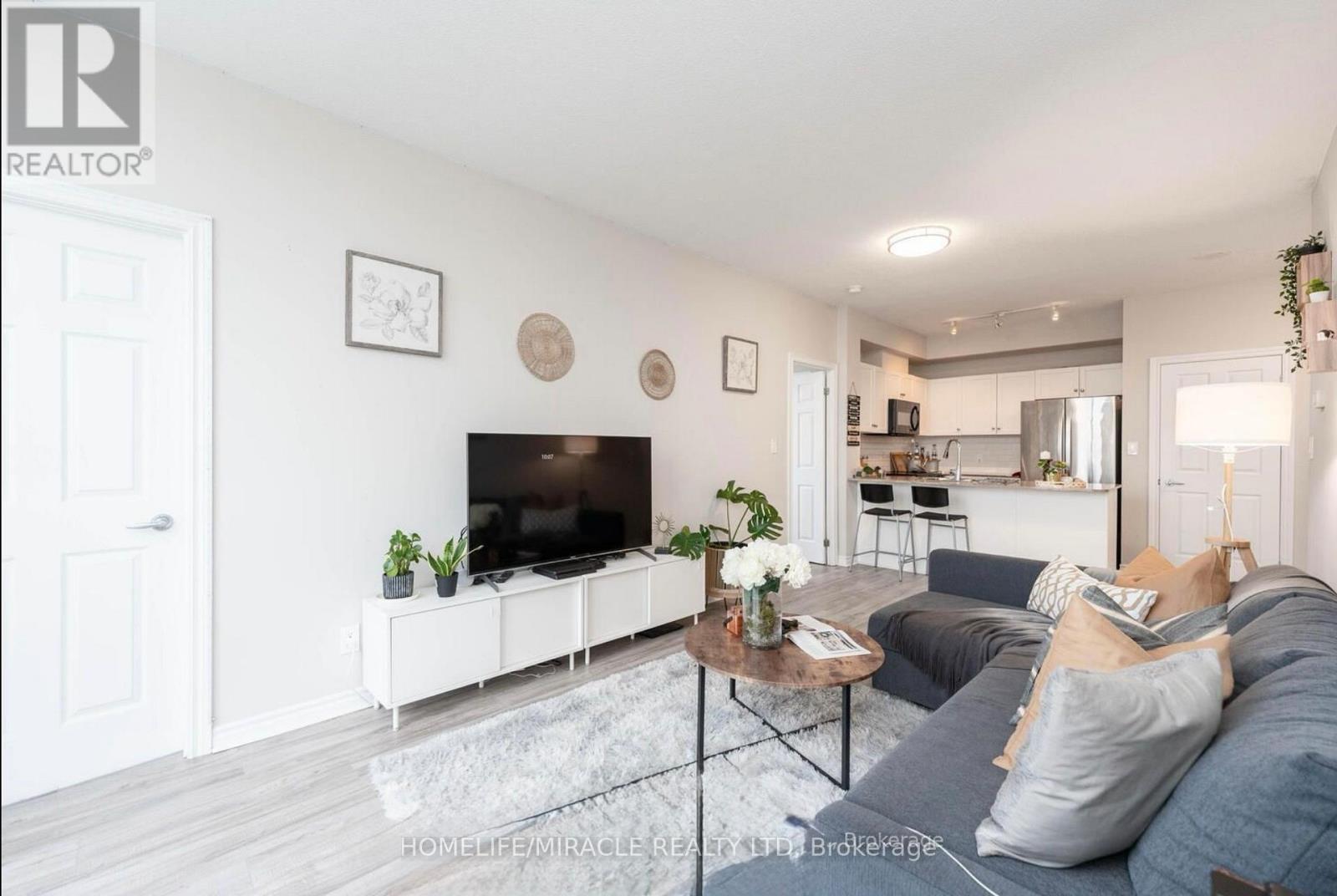 1702 - 3504 Hurontario Street, Mississauga, ON - Indoor Photo Showing Living Room