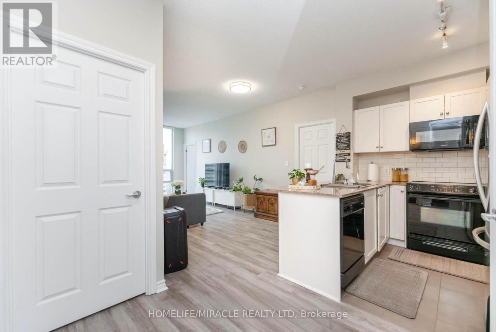 1702 - 3504 Hurontario Street, Mississauga, ON - Indoor Photo Showing Kitchen