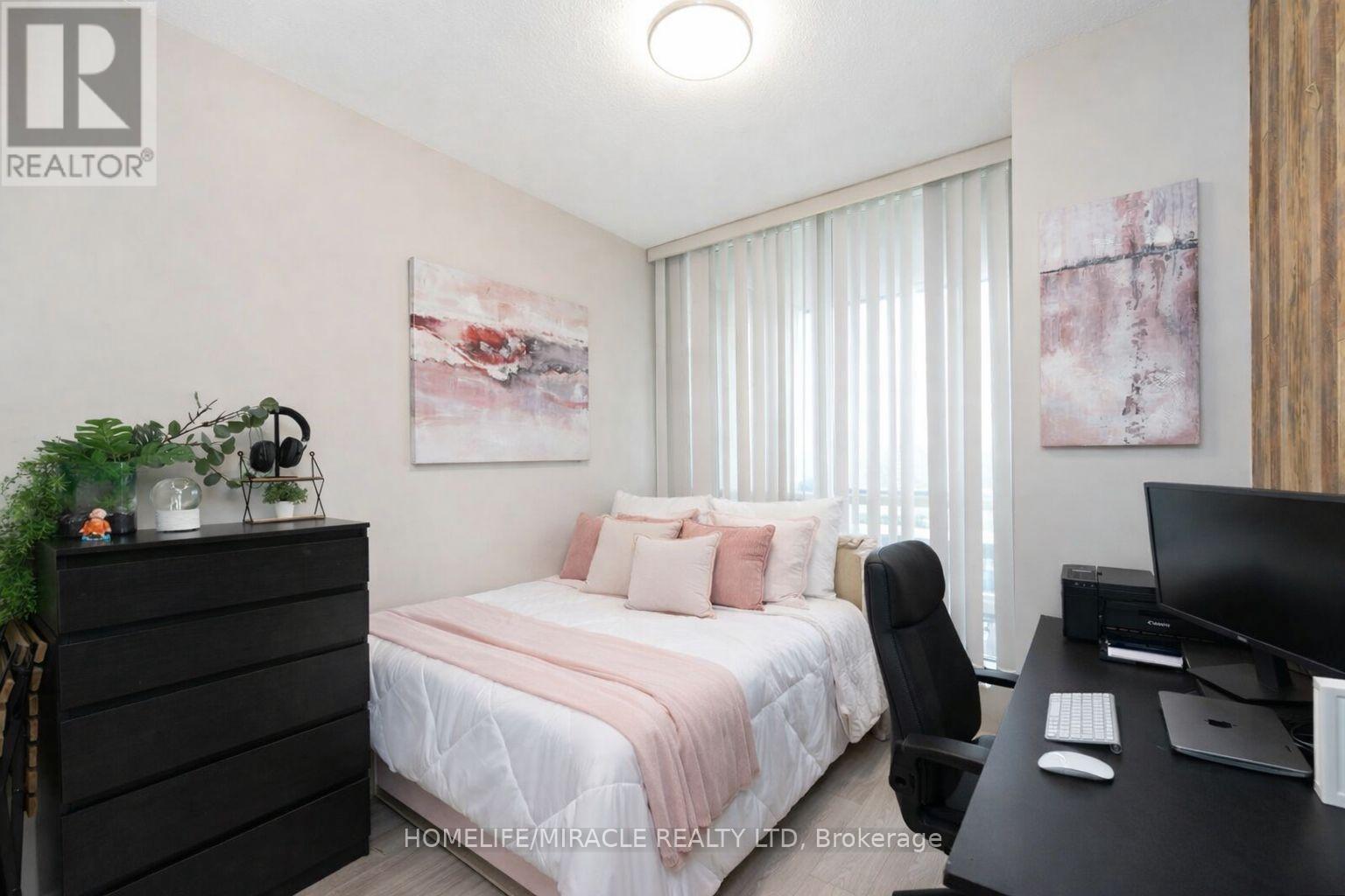 1702 - 3504 Hurontario Street, Mississauga, ON - Indoor Photo Showing Bedroom