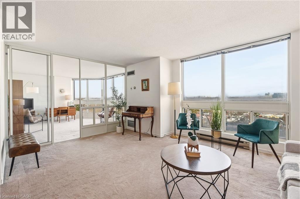 Living Room - 5 Kenneth Avenue Unit# 1102, North York, ON - Indoor Photo Showing Living Room