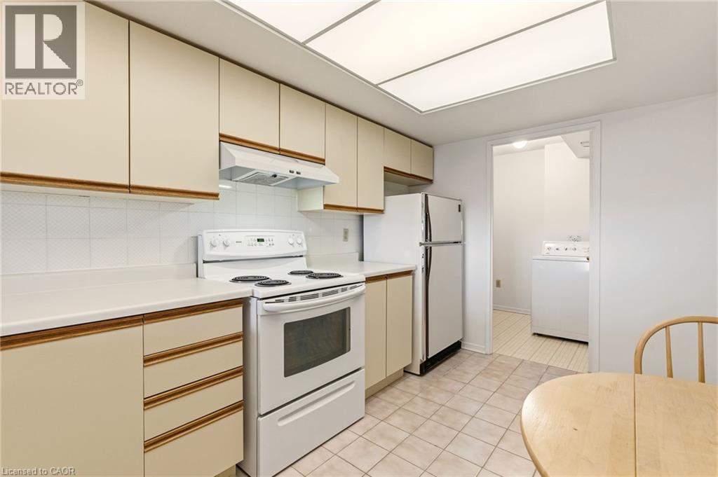 Kitchen w/ White Appliances - 5 Kenneth Avenue Unit# 1102, North York, ON - Indoor Photo Showing Kitchen