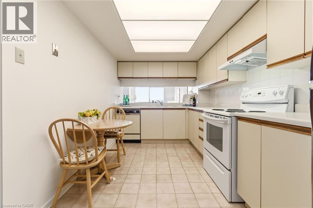 Kitchen w/ White Appliances - 5 Kenneth Avenue Unit# 1102, North York, ON - Indoor Photo Showing Kitchen