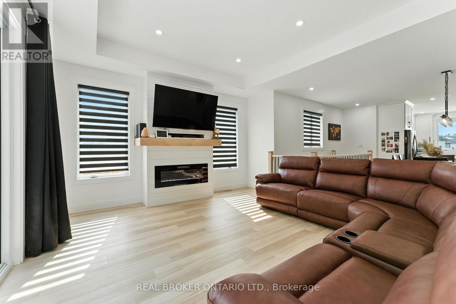 9 Macneil Court, Bayham, ON - Indoor Photo Showing Living Room With Fireplace