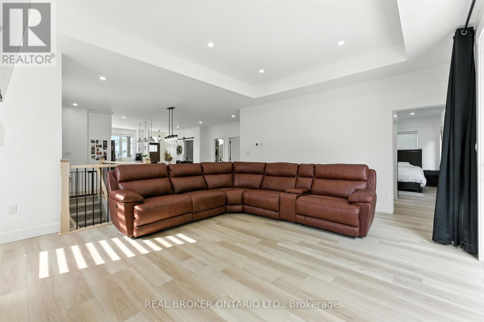 9 Macneil Court, Bayham, ON - Indoor Photo Showing Living Room