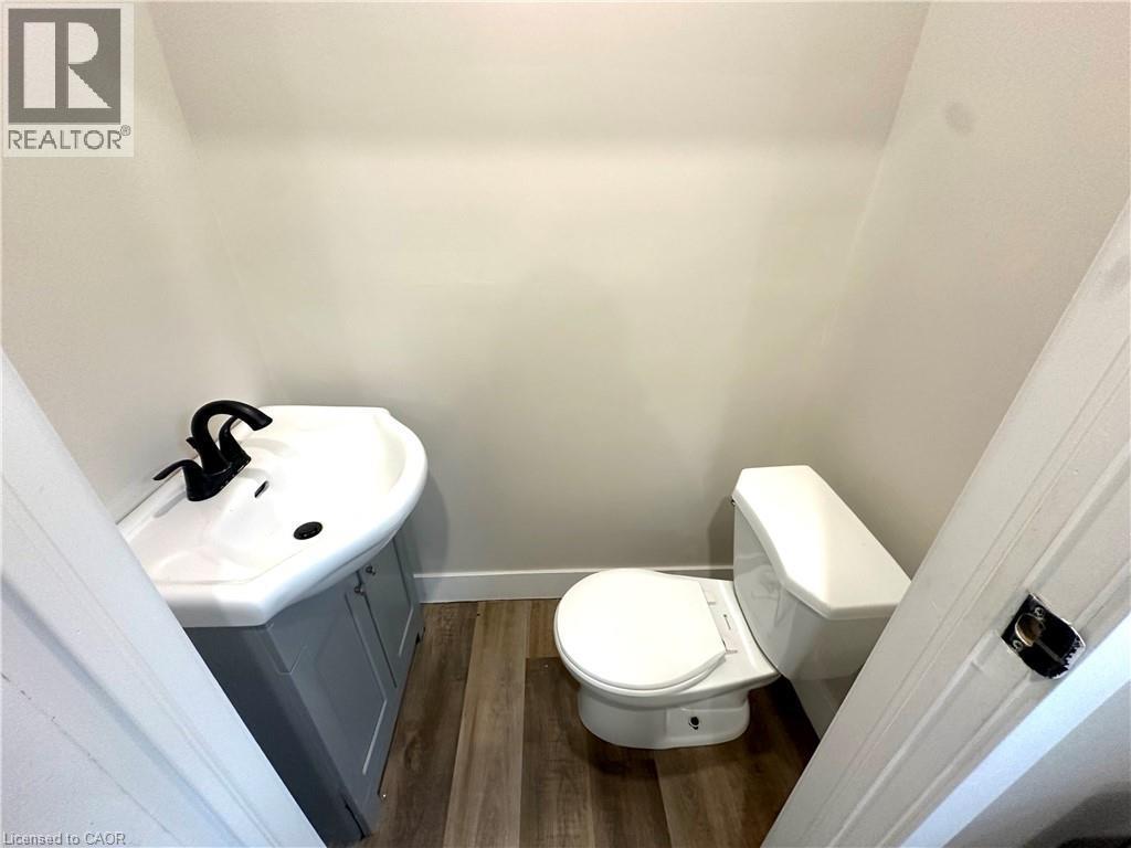 748 Barton Street E, Hamilton, ON - Indoor Photo Showing Bathroom