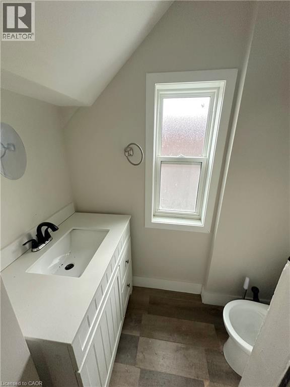 748 Barton Street E, Hamilton, ON - Indoor Photo Showing Bathroom