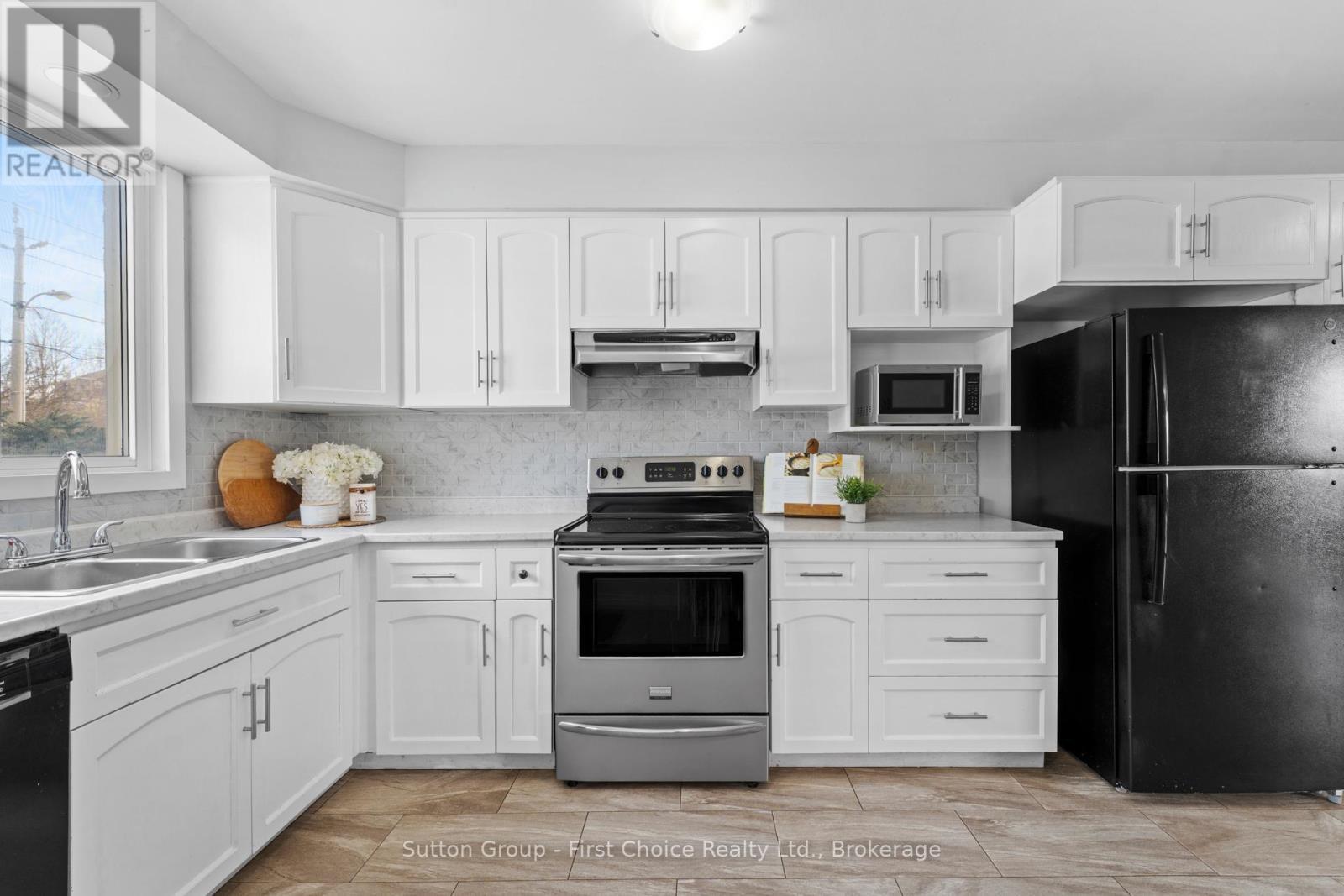 282 Church Street S, St. Marys, ON - Indoor Photo Showing Kitchen With Double Sink