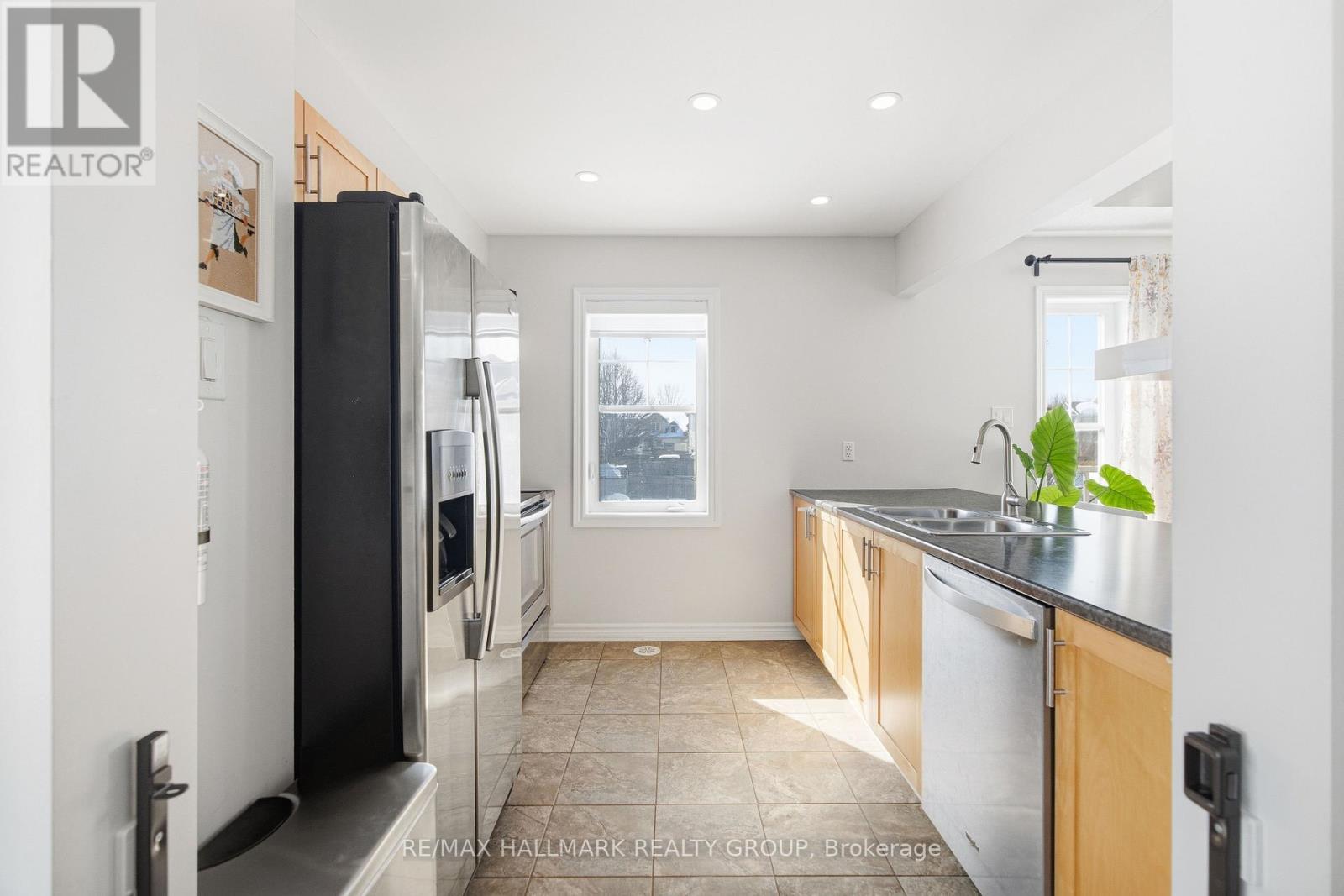 501 Sedgebrook Way, Ottawa, ON - Indoor Photo Showing Kitchen With Double Sink
