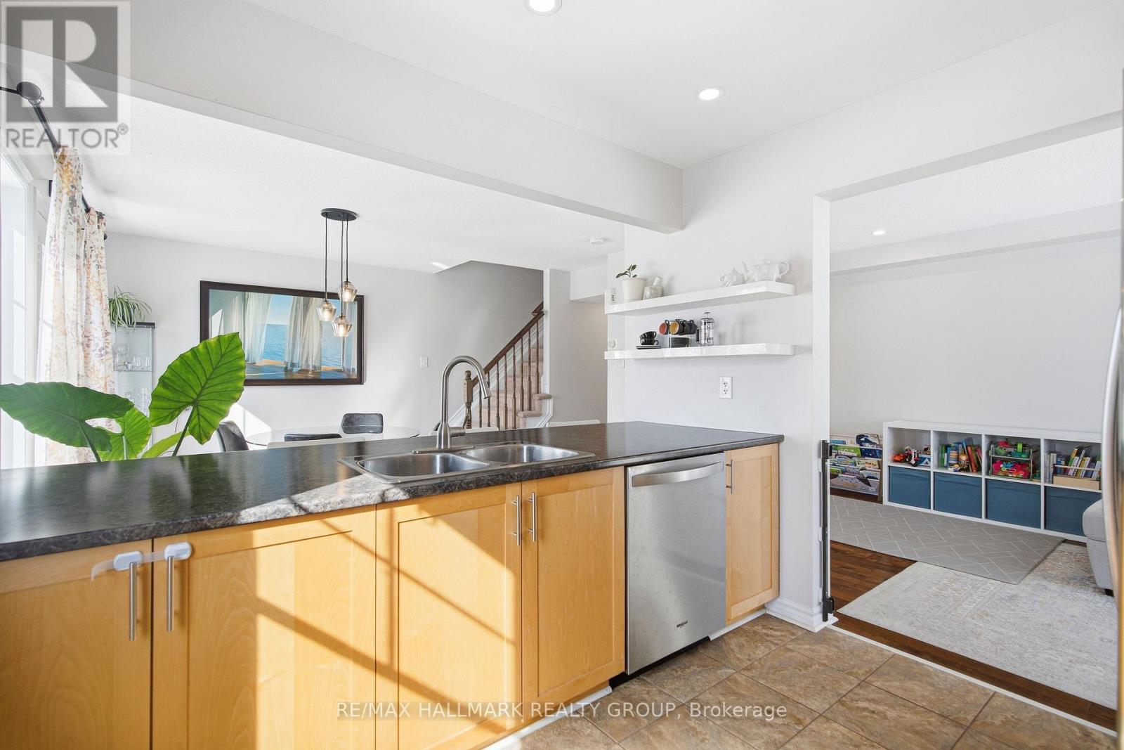 501 Sedgebrook Way, Ottawa, ON - Indoor Photo Showing Kitchen With Double Sink
