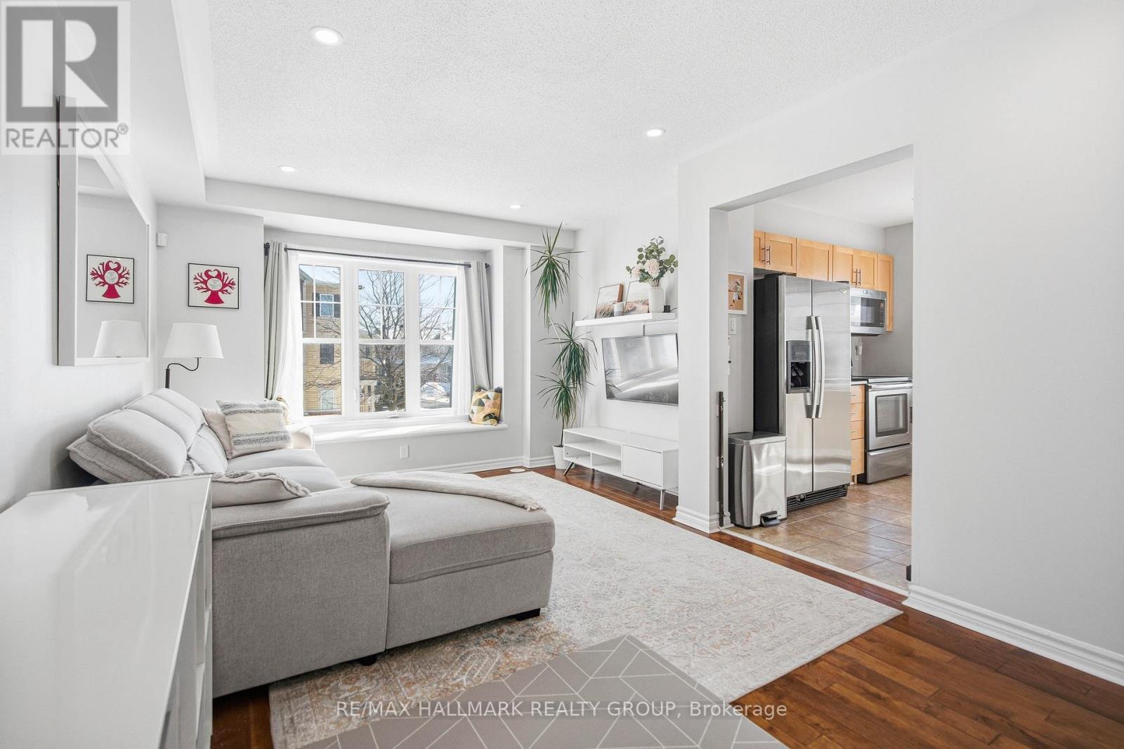501 Sedgebrook Way, Ottawa, ON - Indoor Photo Showing Living Room