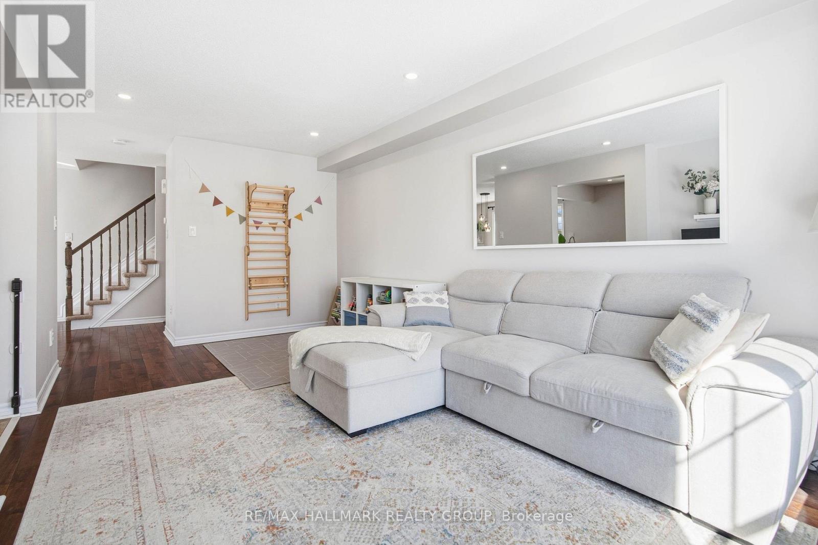 501 Sedgebrook Way, Ottawa, ON - Indoor Photo Showing Living Room