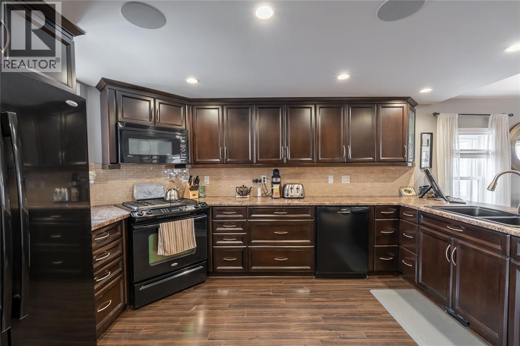 324 Queen Street, Wallaceburg, ON - Indoor Photo Showing Kitchen With Double Sink With Upgraded Kitchen