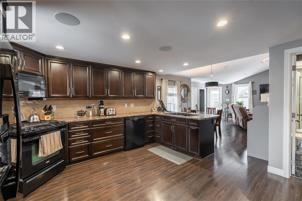 324 Queen Street, Wallaceburg, ON - Indoor Photo Showing Kitchen With Upgraded Kitchen