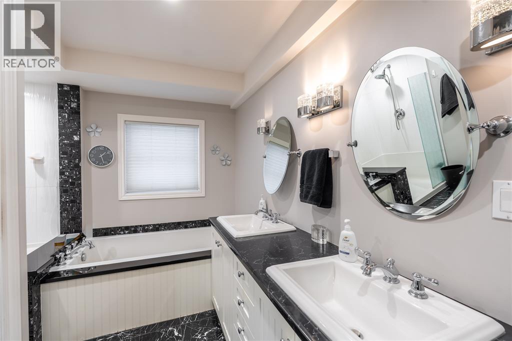 324 Queen Street, Wallaceburg, ON - Indoor Photo Showing Bathroom