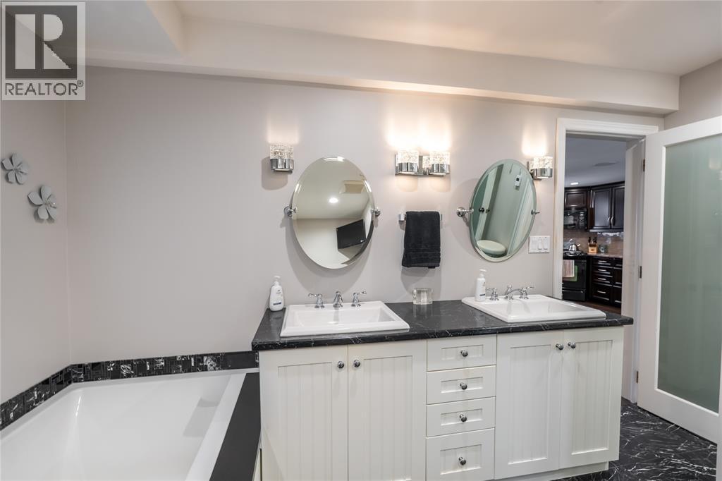 324 Queen Street, Wallaceburg, ON - Indoor Photo Showing Bathroom