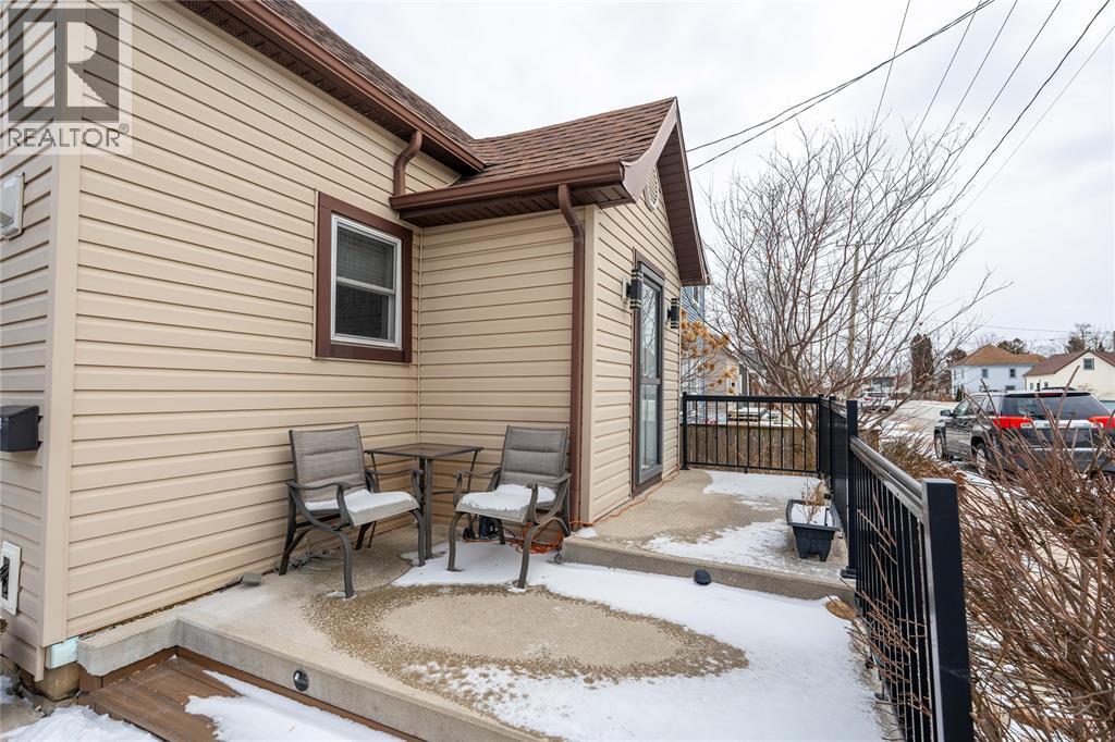 324 Queen Street, Wallaceburg, ON - Outdoor With Exterior