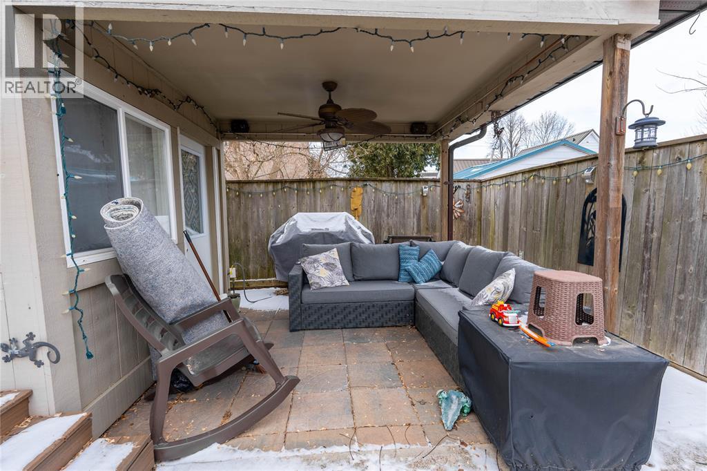 324 Queen Street, Wallaceburg, ON - Outdoor With Deck Patio Veranda With Exterior