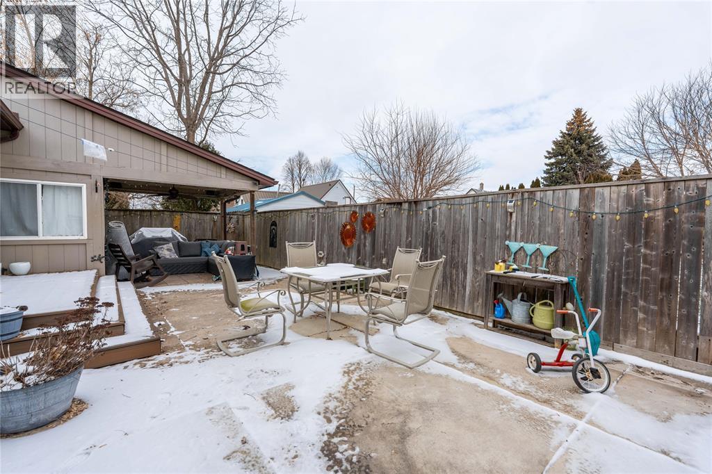 324 Queen Street, Wallaceburg, ON - Outdoor With Deck Patio Veranda