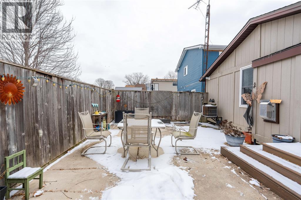 324 Queen Street, Wallaceburg, ON - Outdoor With Deck Patio Veranda With Exterior