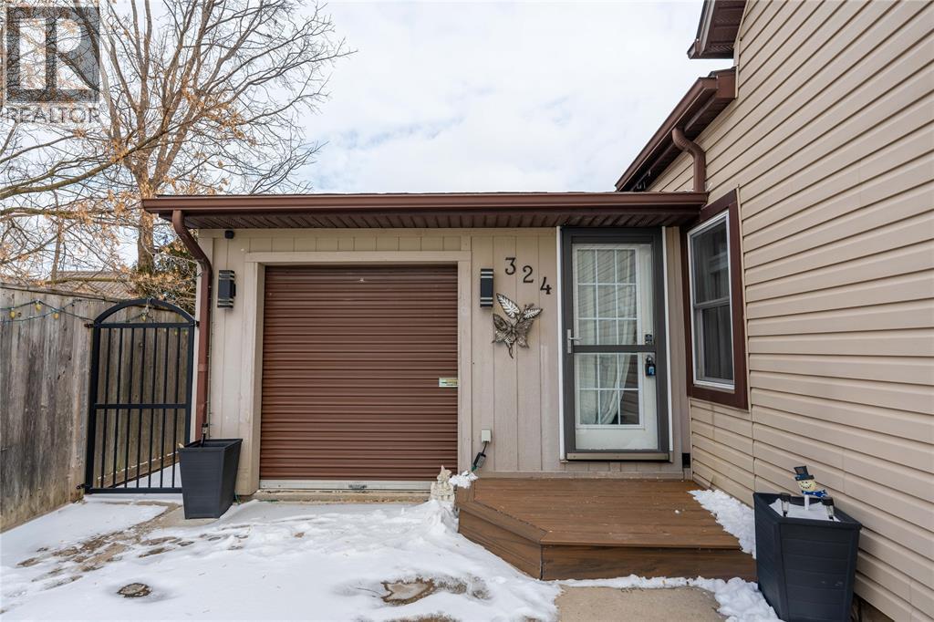 324 Queen Street, Wallaceburg, ON - Outdoor With Exterior