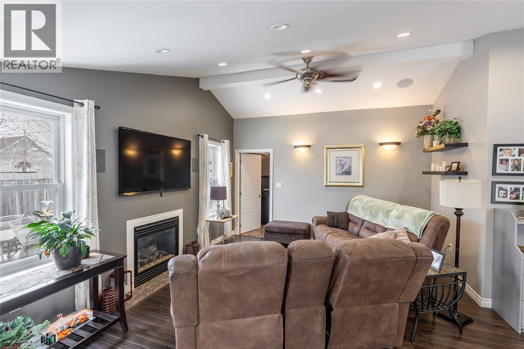 324 Queen Street, Wallaceburg, ON - Indoor Photo Showing Living Room With Fireplace