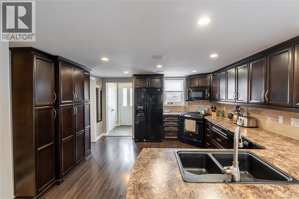 324 Queen Street, Wallaceburg, ON - Indoor Photo Showing Kitchen With Double Sink