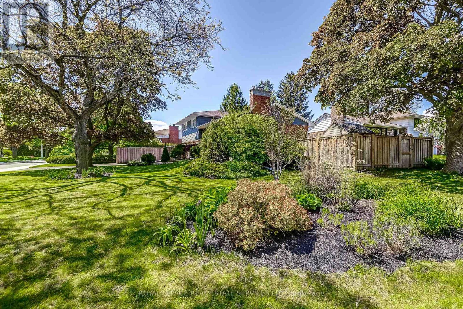 Fully fenced corner lot - 351 Strathcona Drive, Burlington, ON - Outdoor